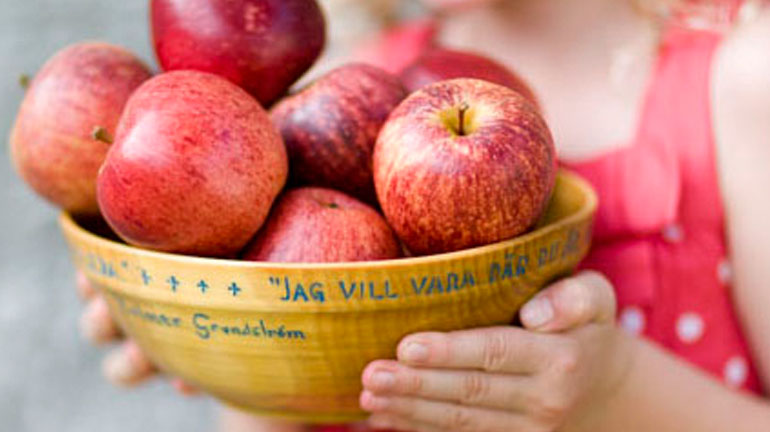 Flicka skål äpplen. Foto Ulf Huett