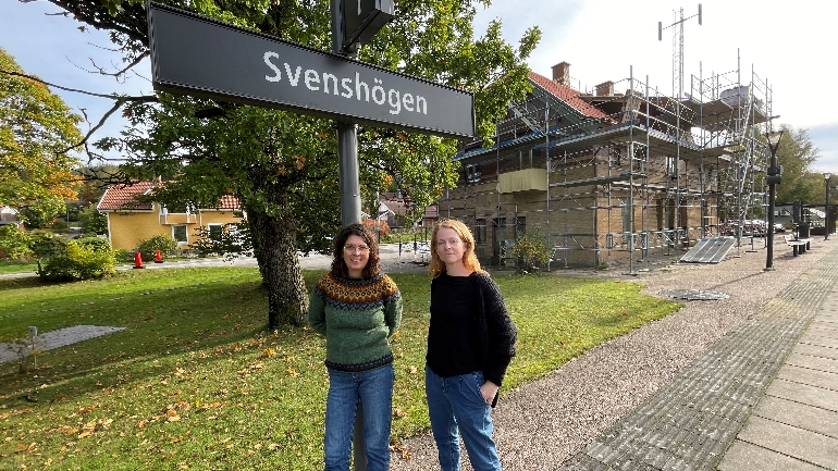 Julia Boström och Camilla Bäcklund Johansson, Stationen i Svenshögen. Foto: Peter Gropman