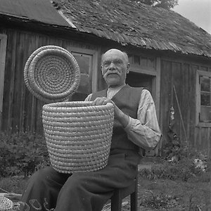 Korgmakare Martin Bengtsson, Ranseröd 1950-tal. Foto Hemslöjdens samlingar i Skåne